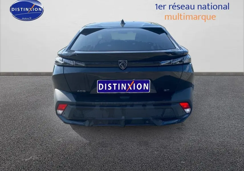 Vue arrière d'une Peugeot 408 Hybrid 145 GT noire avec feux LED et logo lion central visible.