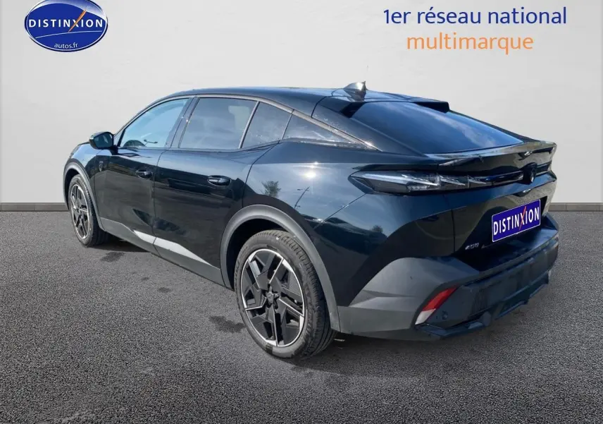 Vue 3/4 arrière droite d'une Peugeot 408 Hybrid 145 GT noire avec jantes alu et vitres surteintées.