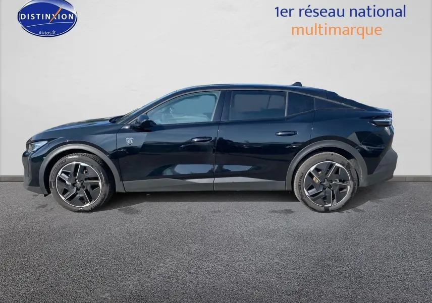 Peugeot 408 Hybrid 145 GT noir vue de profil côté gauche, avec jantes alu distinctives et vitres surteintées.