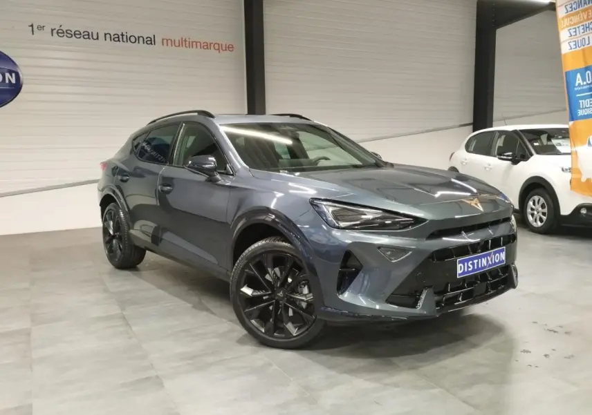 CUPRA Formentor 2026 en Magnetic Tech, vue 3/4 avant droit, avec jantes alliage noires et détails noirs contrastants.