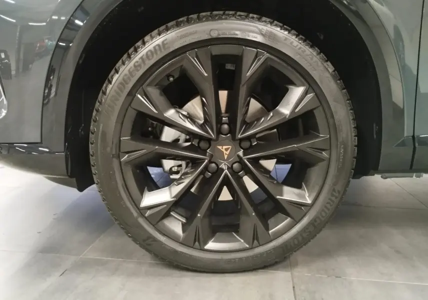 Gros plan sur la jante alliage 19'' Sandstorm noire du CUPRA Formentor Magnetic Tech, avec logo Cupra au centre.