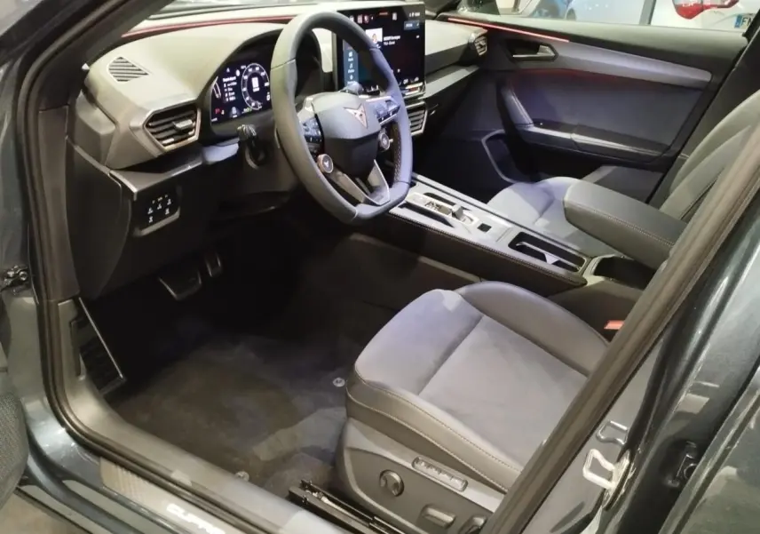 Vue intérieure côté conducteur du CUPRA Formentor 2026 avec sièges suédine gris et tableau de bord digital.