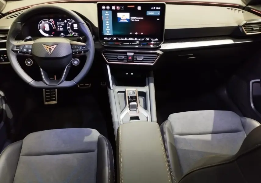 Vue intérieure avant du CUPRA Formentor 2.0 TDI 2026, avec volant Supersports, écran tactile HD et sièges suédine noir Asphalte.