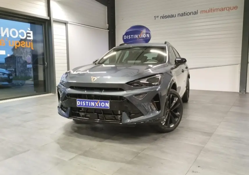 Vue 3/4 avant d'un CUPRA Formentor 2.0 TDI 150 DSG 7 en gris Magnetic Tech avec jantes noires en showroom.