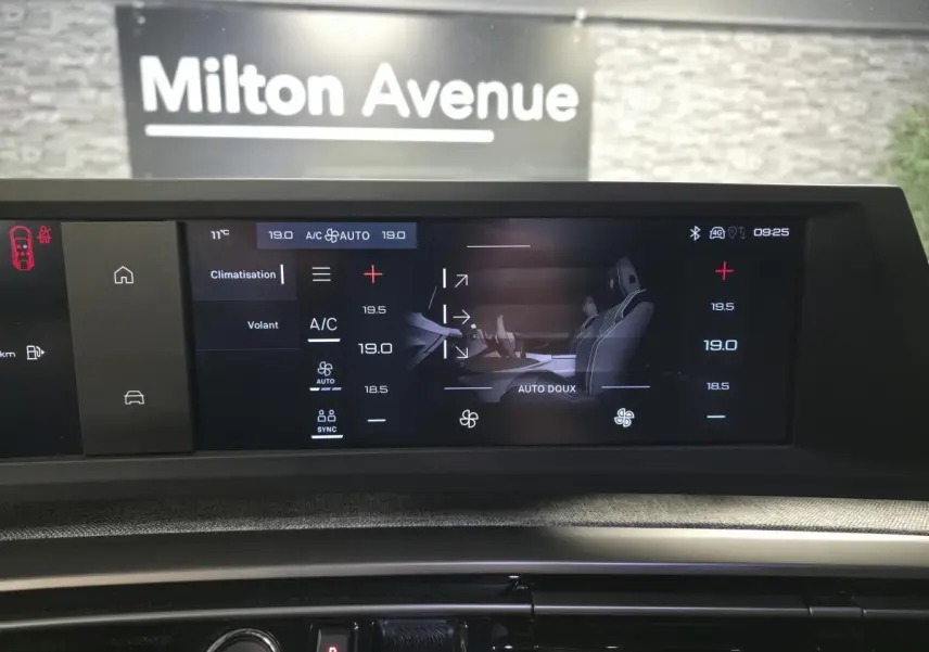 Écran tactile intérieur du Peugeot 3008 blanc 2025 affichant la climatisation et les réglages du volant.