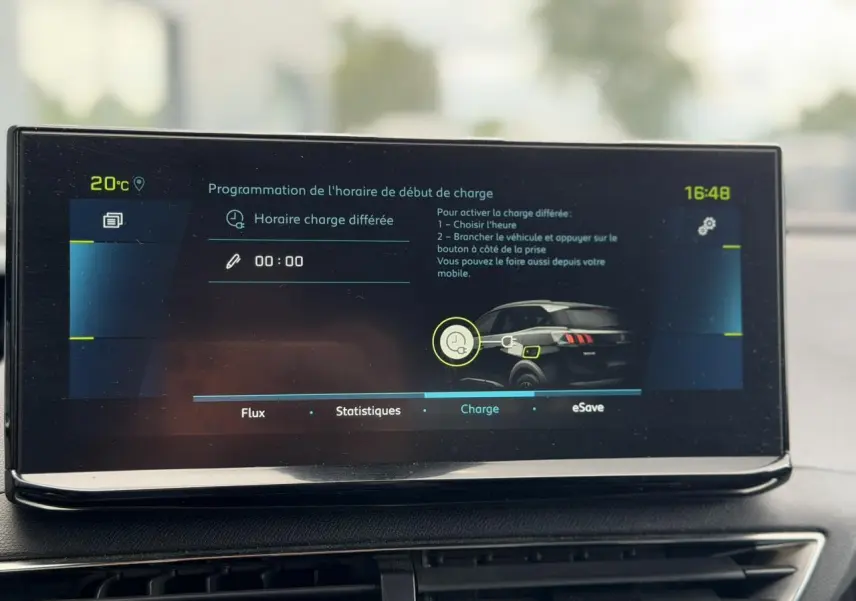 Écran tactile intérieur du Peugeot 3008 Plug-in Hybrid affichant la programmation de la charge différée.
