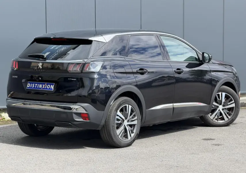 Peugeot 3008 Plug-in Hybrid noir Perla, vue 3/4 arrière droit, jantes alliage bi-ton et vitres surteintées.