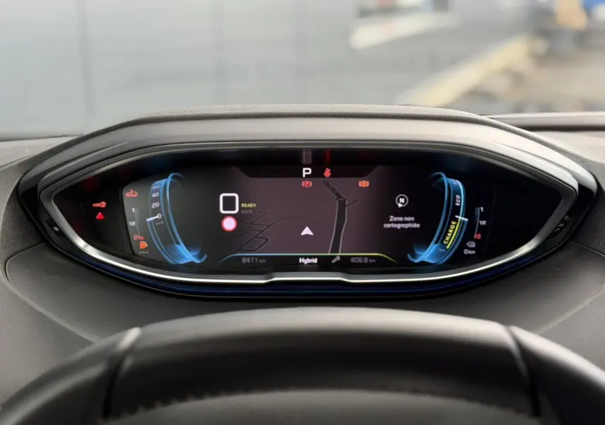 Tableau de bord numérique du Peugeot 3008 Plug-in Hybrid 2024, affichage de la navigation et indicateurs hybrides.