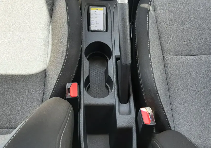 Vue plongeante sur la console centrale et les sièges gris tissu de la Renault Clio V DCI 100ch Evolution.