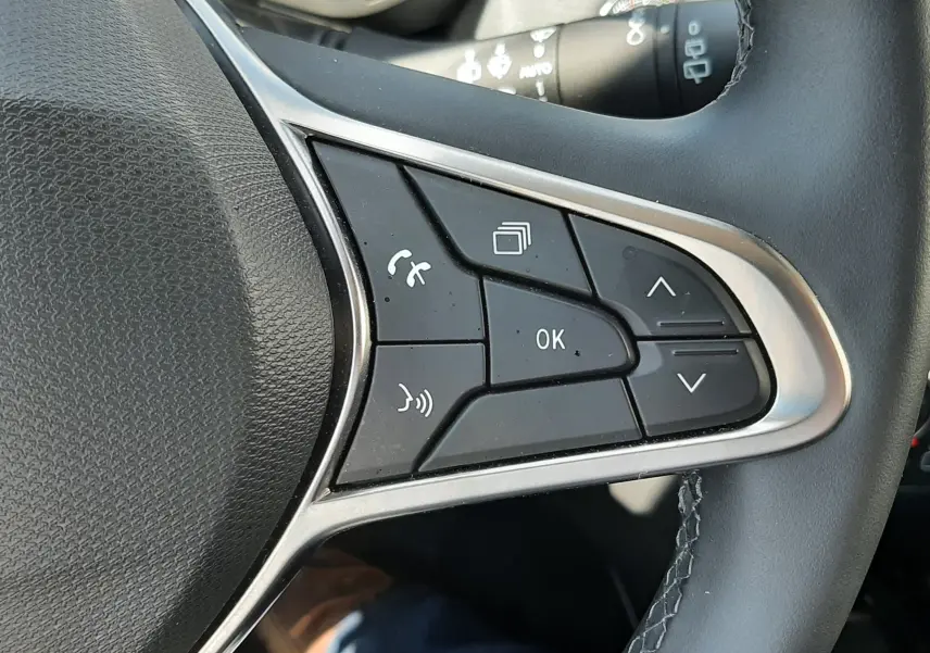Gros plan sur les commandes au volant côté droit de la Renault Clio V 2024, cuir noir et boutons multifonctions.