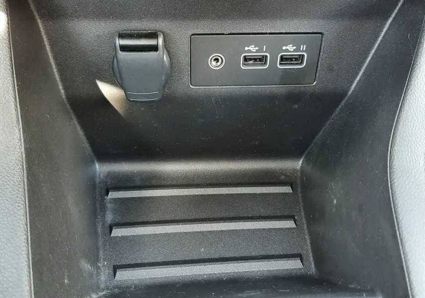 Vue rapprochée de la console centrale de la Renault Clio V 2024, montrant les ports USB et prise 12V noirs.