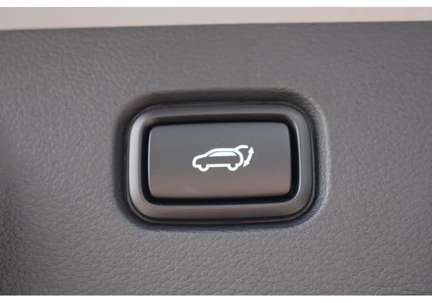Bouton intérieur noir avec pictogramme blanc d'ouverture de hayon sur Kia Sportage hybride 2026.