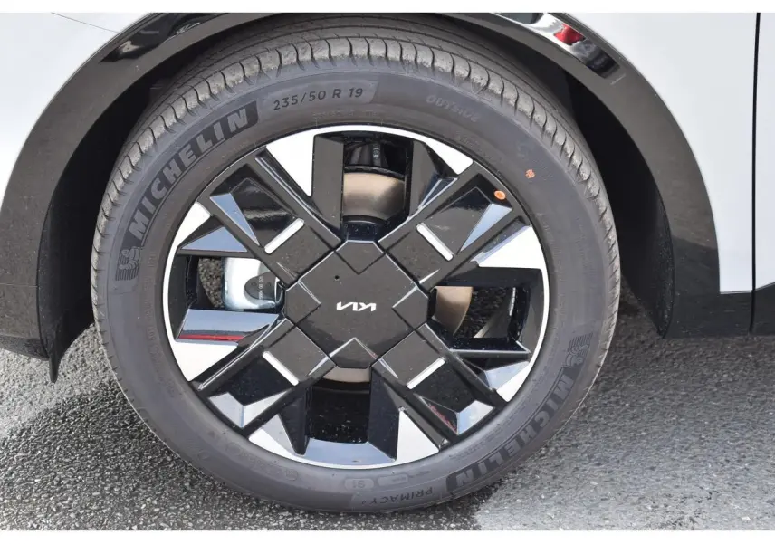 Gros plan sur la jante 19 pouces noire et argentée du Kia Sportage Hybride 2026, avec pneu Michelin visible.