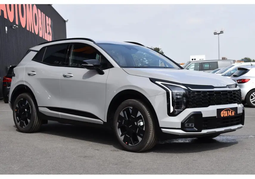 KIA Sportage Hybride gris loup en vue 3/4 avant droit avec jantes noires et toit panoramique.