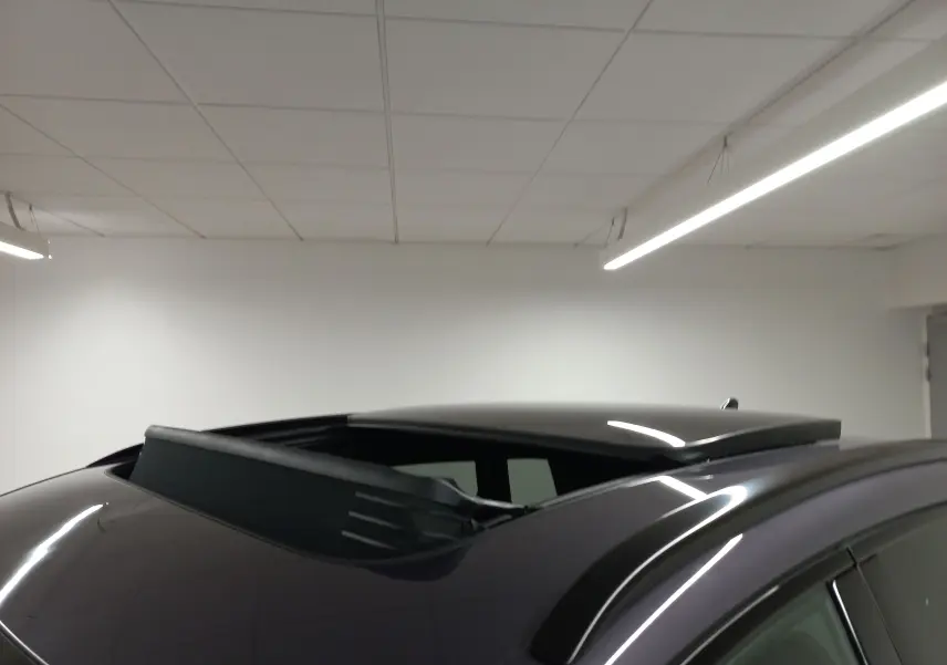 Toit ouvrant panoramique ouvert vu de côté sur un CUPRA TERRAMAR violet intersidéral en intérieur.