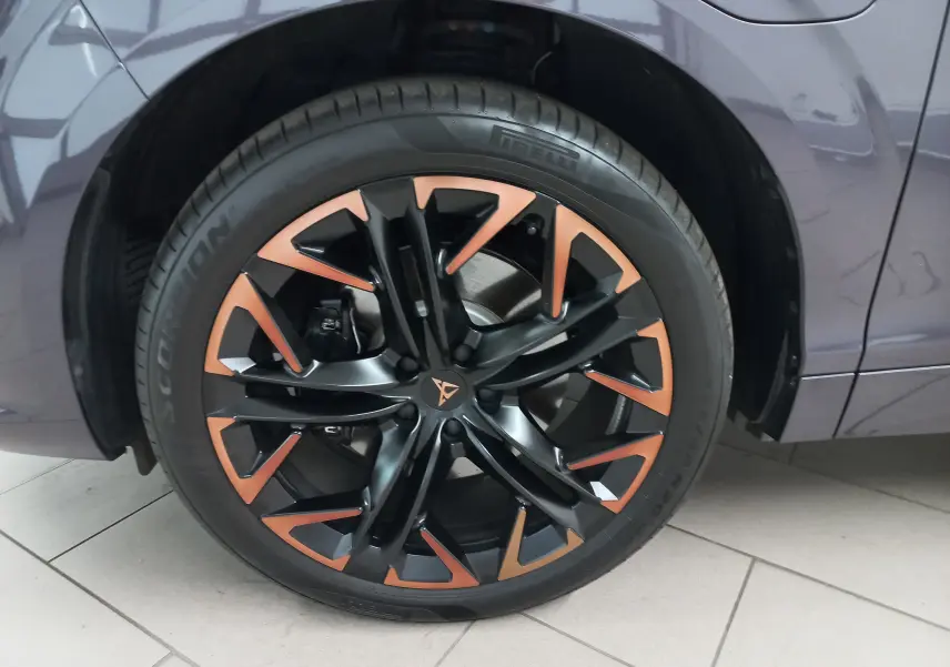 Gros plan sur la jante 20'' Hadron cuivrée du côté gauche d'une CUPRA TERRAMAR violet intersidéral.