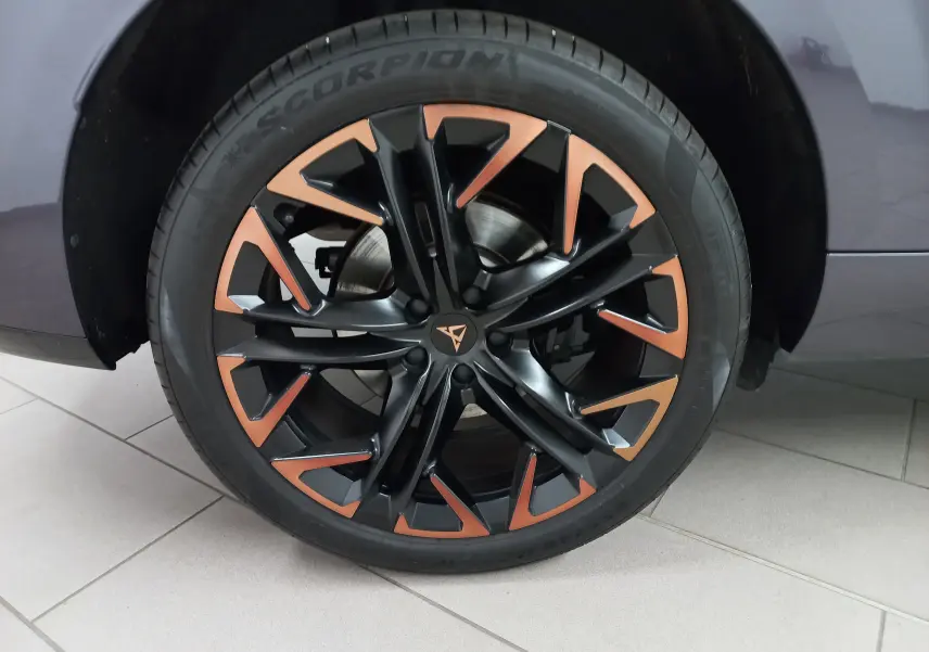 Gros plan sur la jante 20'' Hadron cuivrée et noire du CUPRA TERRAMAR violet intersidéral, roue avant droite visible.