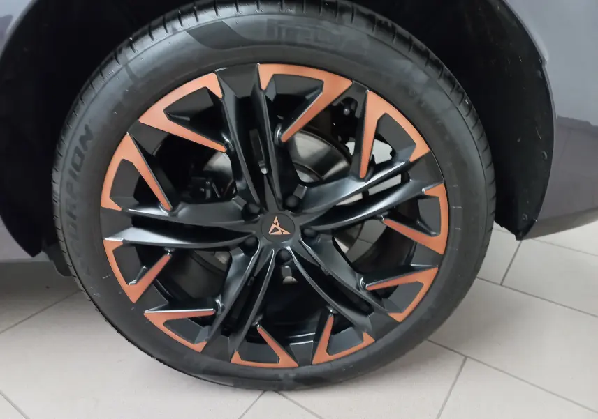 Gros plan sur la jante 20 pouces cuivrée et noire du CUPRA TERRAMAR violet intersidéral, avec logo central distinctif.