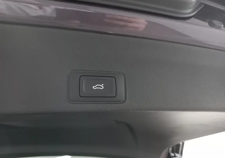 Bouton d'ouverture électrique du coffre sur le hayon intérieur d'une CUPRA TERRAMAR violet intersidéral.