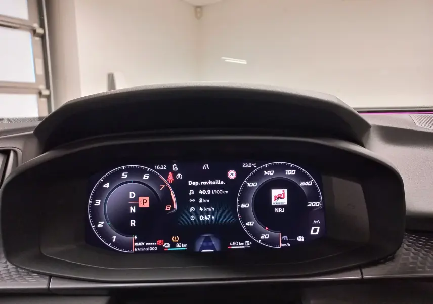 Vue rapprochée du tableau de bord numérique du CUPRA TERRAMAR 2025, affichant compte-tours, vitesse et informations de conduite.