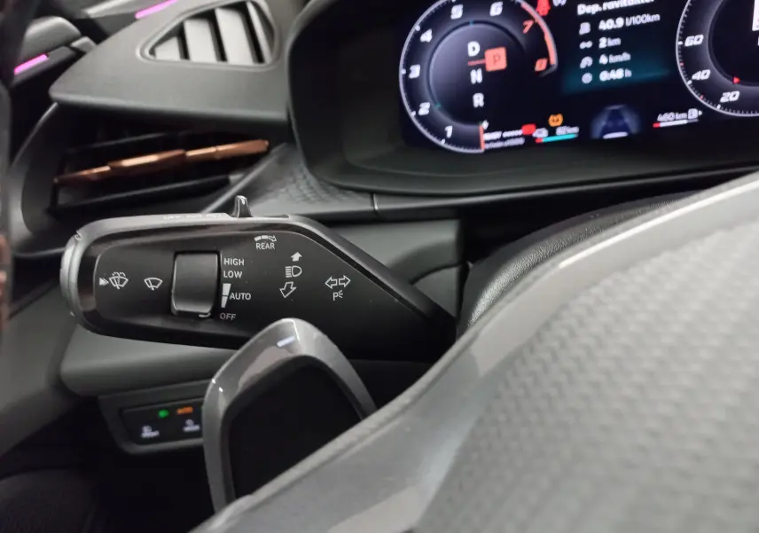 Gros plan sur la commande des essuie-glaces et le tableau de bord numérique du CUPRA TERRAMAR 1.5 eHYBRID 2025.