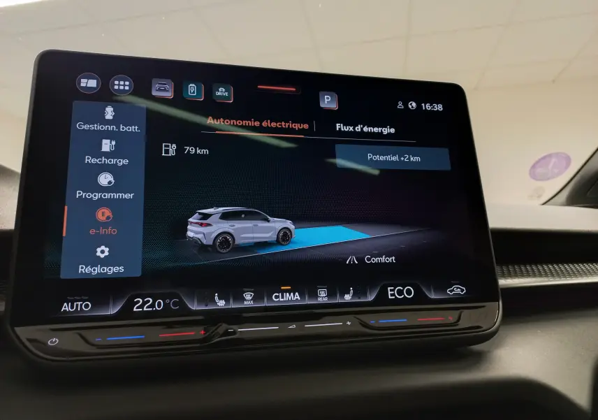 Écran tactile intérieur affichant l'autonomie électrique et la gestion de batterie du CUPRA Terramar 2025.