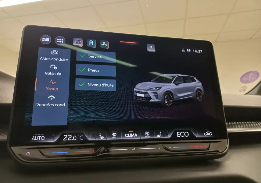 Écran tactile intérieur affichant la maintenance d’une CUPRA TERRAMAR 2025 avec vue 3/4 avant du SUV gris clair.
