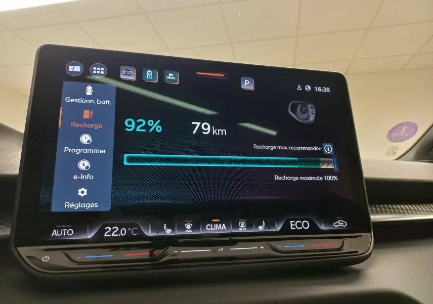 Écran tactile intérieur affichant la recharge à 92% et 79 km d'autonomie du CUPRA TERRAMAR hybride rechargeable.