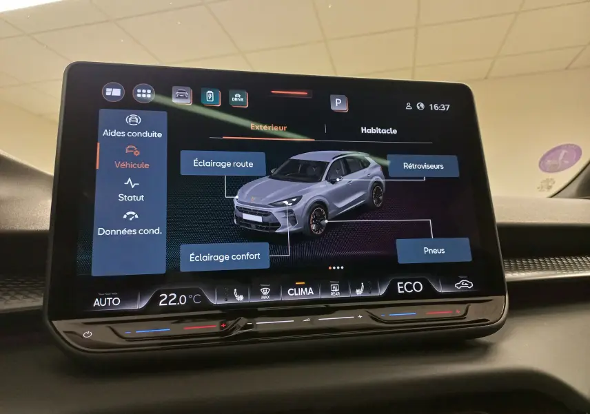Écran tactile intérieur montrant une interface 3D d’un CUPRA TERRAMAR gris en vue 3/4 avant droite.