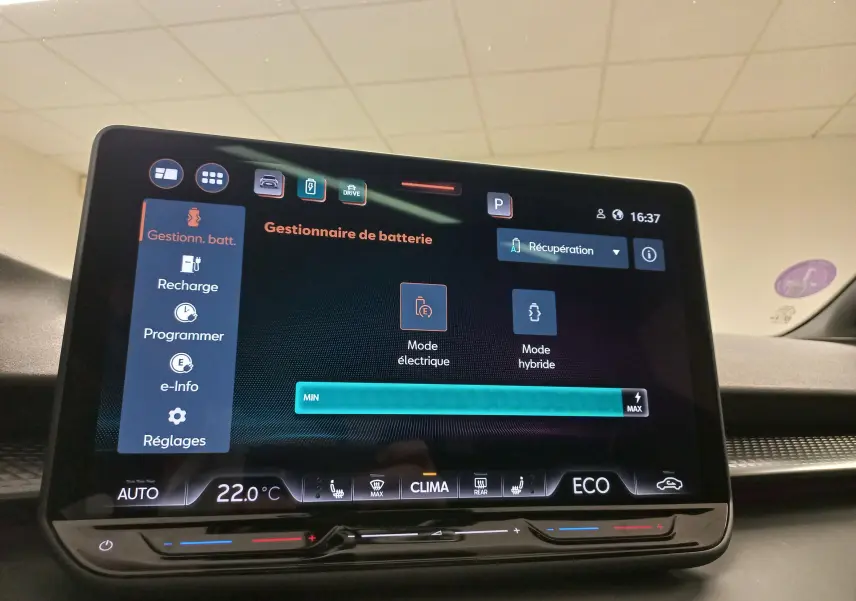 Écran tactile intérieur du CUPRA TERRAMAR 2025 affichant le gestionnaire de batterie en mode hybride, vue de face.