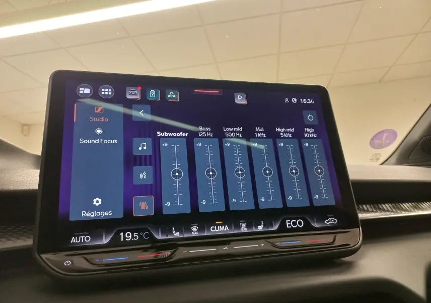 Écran tactile intérieur du CUPRA TERRAMAR 2025 affichant les réglages audio avec interface moderne et design épuré.
