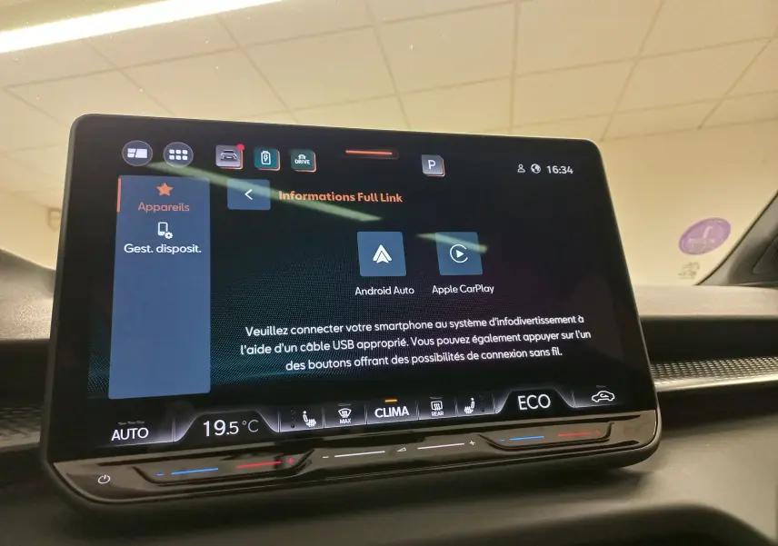 Écran tactile central du tableau de bord du CUPRA TERRAMAR 2025 affichant les options Android Auto et Apple CarPlay.