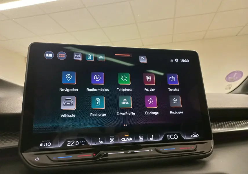 Écran tactile central du tableau de bord du CUPRA Terramar 2025 affichant les menus navigation, média et recharge.
