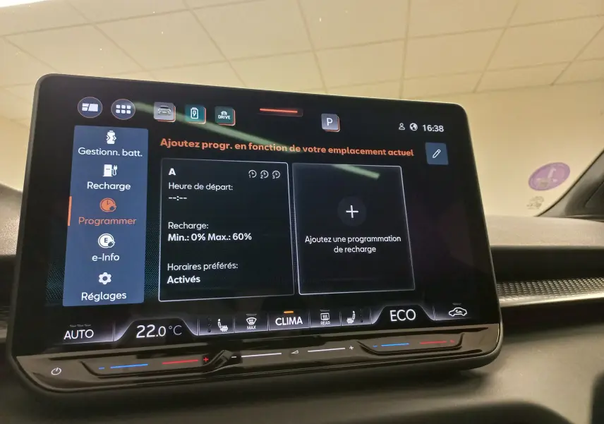 Écran tactile central de la CUPRA TERRAMAR 2025 affichant la programmation de recharge, avec commandes climatisation en dessous.