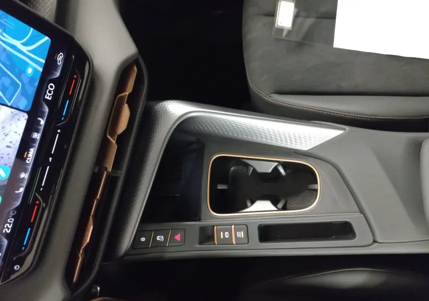 Vue rapprochée de la console centrale intérieure du CUPRA TERRAMAR 2025 avec inserts cuivrés et sellerie noire.