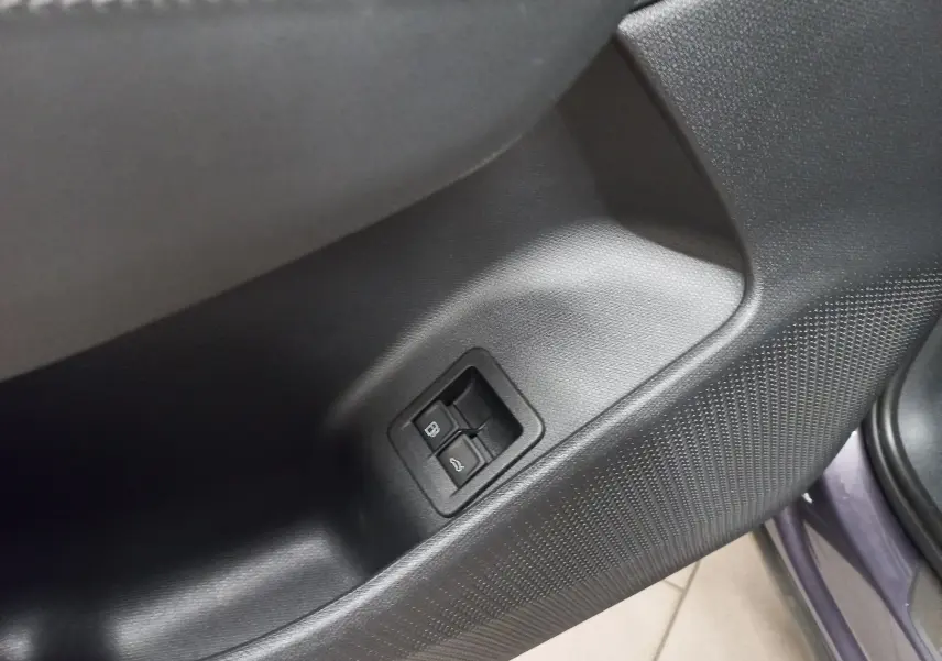 Gros plan sur les commandes de verrouillage de porte côté gauche d'une CUPRA TERRAMAR violet intersidéral, intérieur noir.