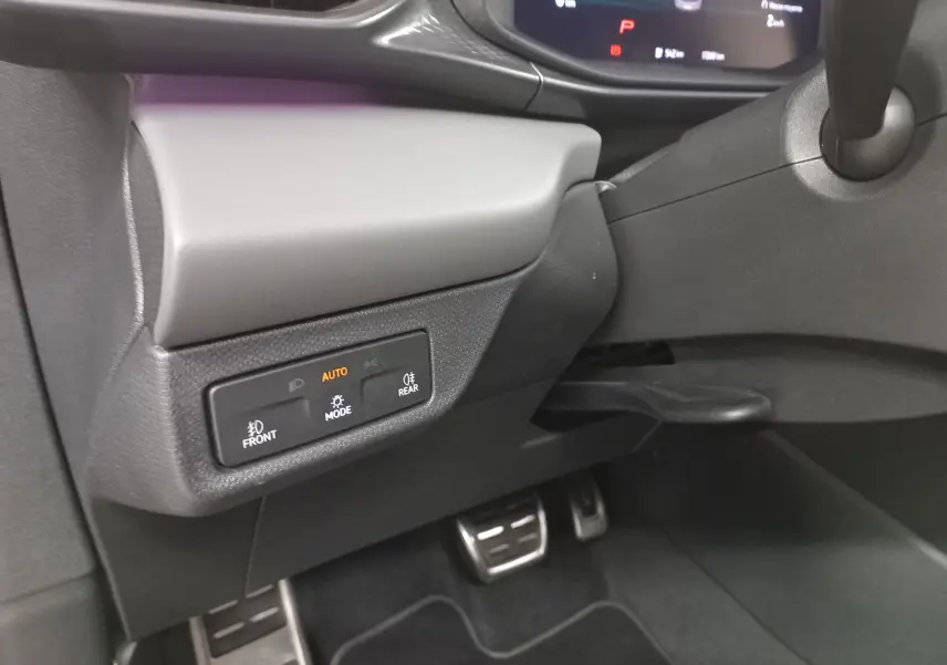 Détail intérieur côté gauche avec commandes d'éclairage et pédalier en aluminium du CUPRA TERRAMAR 2025.