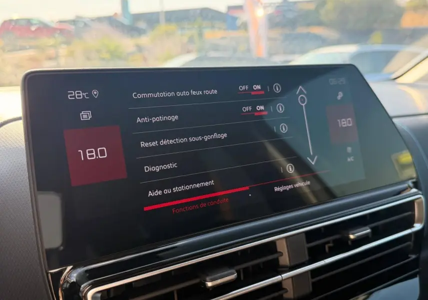 Écran tactile central intérieur du Citroën C5 Aircross 2025 affichant les réglages d’aide à la conduite.