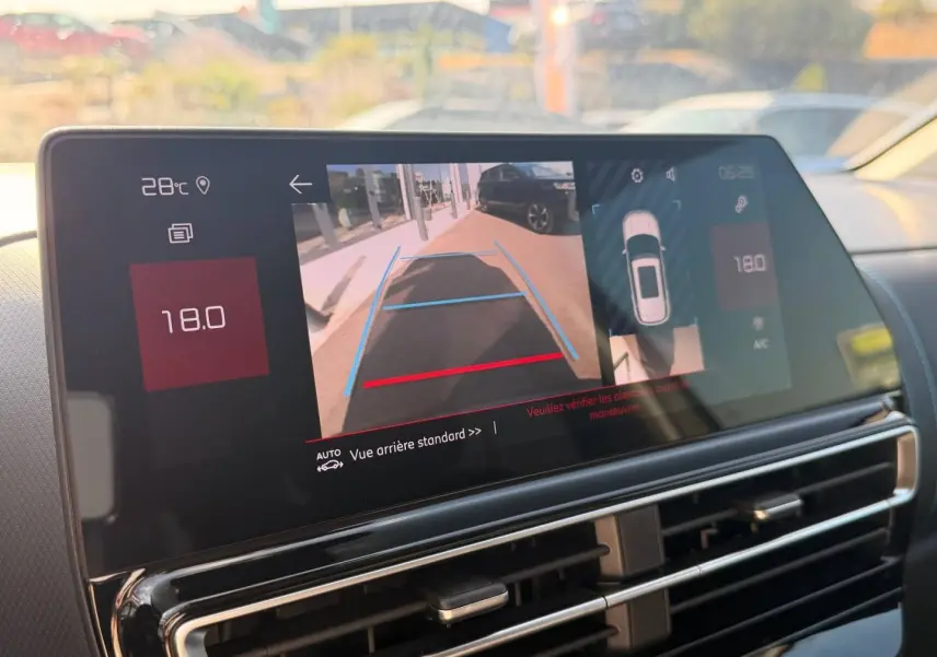 Écran tactile intérieur montrant la caméra de recul et l'affichage de stationnement du Citroën C5 Aircross gris Platinium.