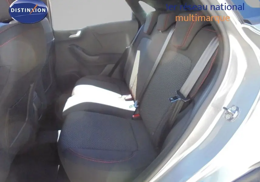 Vue intérieure côté droit sur les sièges arrière noirs avec surpiqûres rouges du Ford Puma gris Solar Metal 2022.