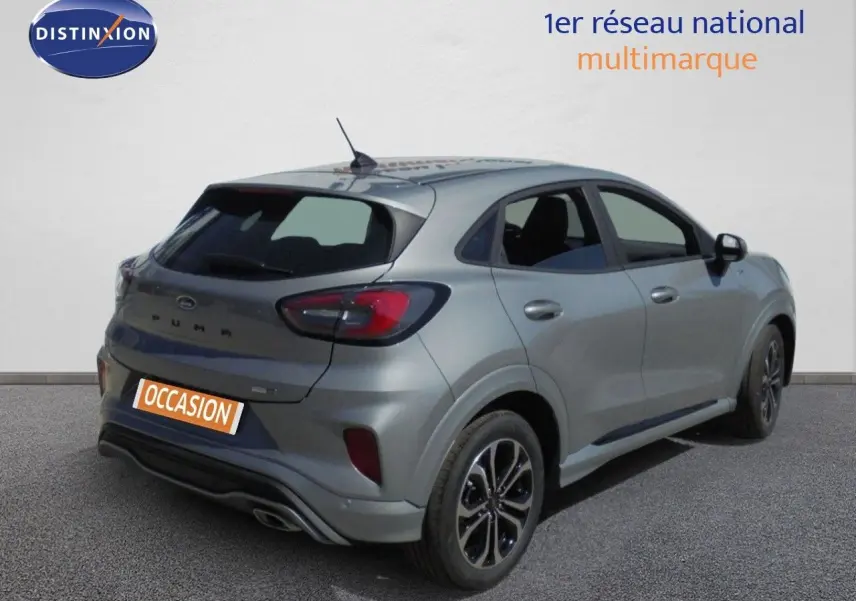 Vue 3/4 arrière droite d'une Ford Puma gris Solar Metal 2022 avec jantes noires et toit noir contrasté.