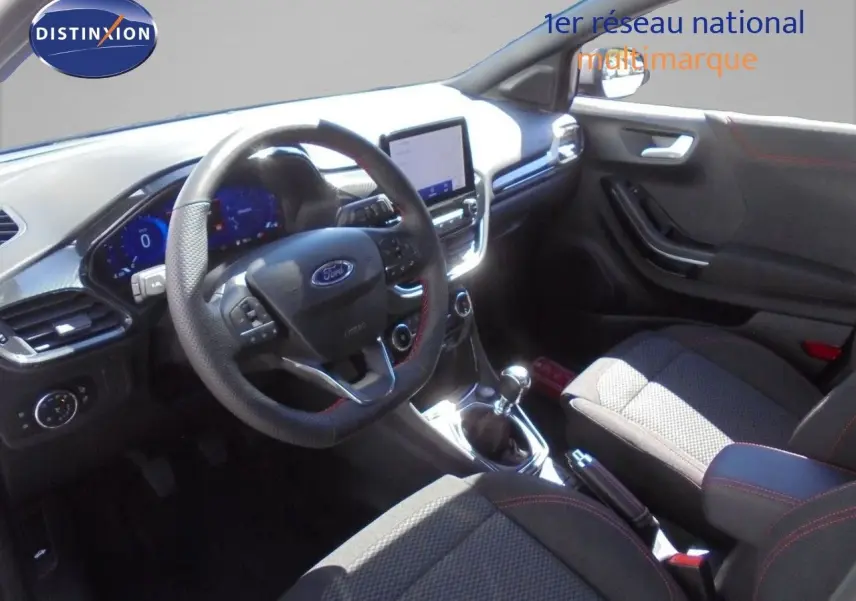 Vue intérieure côté conducteur du Ford Puma gris Solar Metal 2022, volant multifonction et console centrale avec écran tactile.