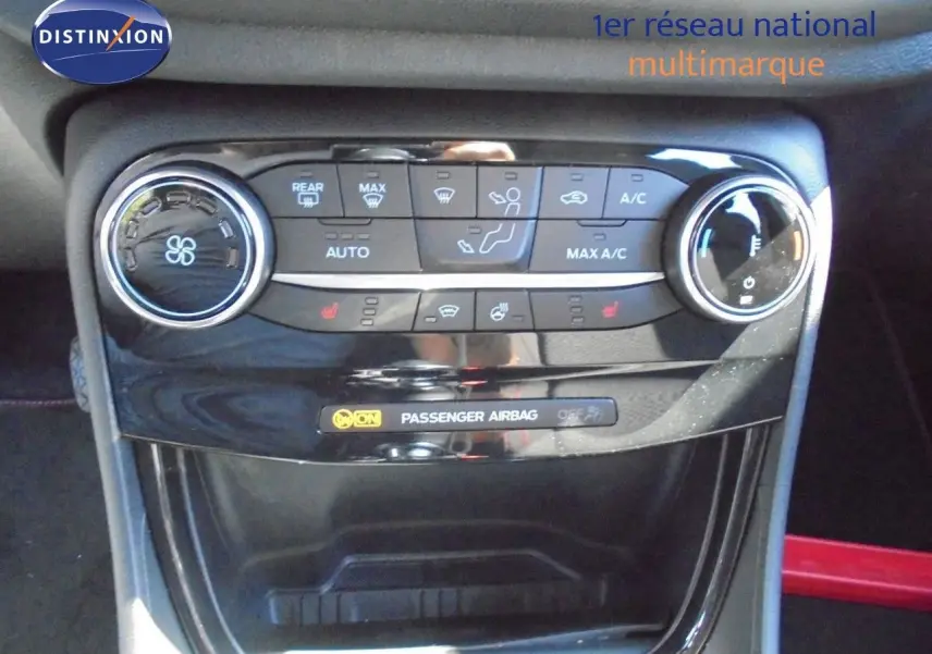 Vue rapprochée de la console centrale du Ford Puma 2022, mettant en valeur les commandes de climatisation et l'indicateur d'airbag passager.