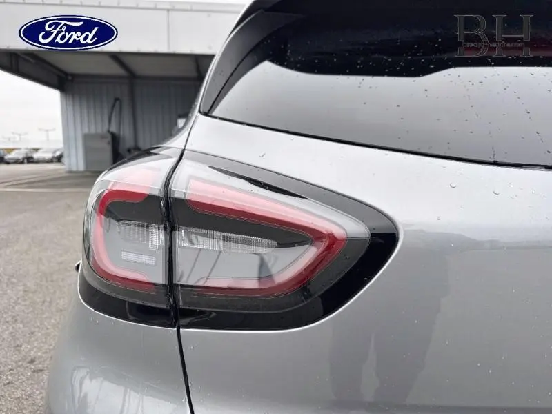 Gros plan sur le feu arrière gauche du Ford Puma 2025 gris Solar métallisé avec lunette arrière surteintée.