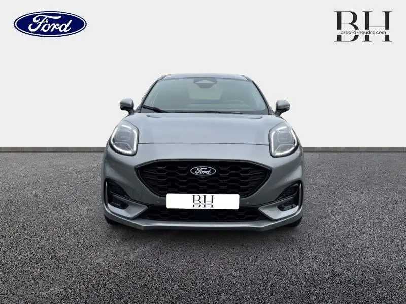 Vue frontale d'une Ford Puma 1.0 EcoBoost Hybrid gris Solar métallisé avec calandre noire et phares LED distinctifs.