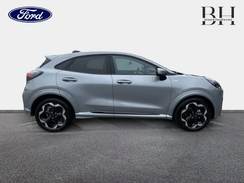 Profil droit du Ford Puma 1.0 EcoBoost Hybrid 125ch ST-Line X gris Solar métallisé avec jantes alliage noires.