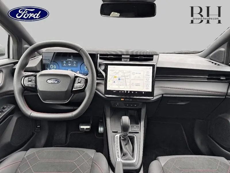 Intérieur avant du Ford Puma 2025 gris Solar, volant multifonction, écran tactile GPS et boîte automatique visible.