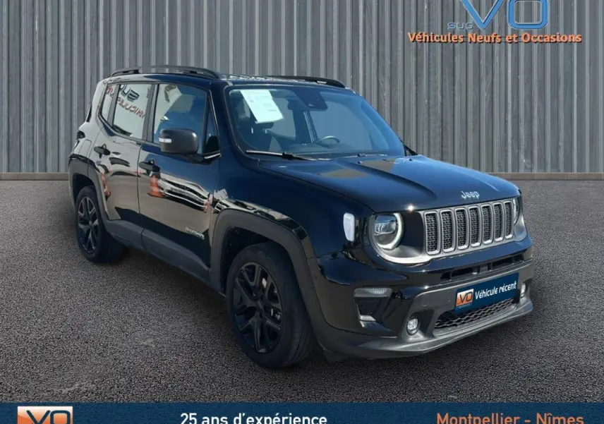 Jeep Renegade noir en 3/4 avant droit, avec barres de toit et jantes alliage 18 pouces visibles sur parking.