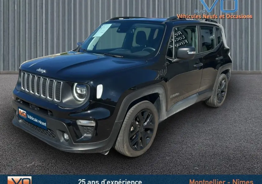 Jeep Renegade noir en 3/4 avant droit avec barres de toit et jantes alliage 18 pouces sur sol goudronné.