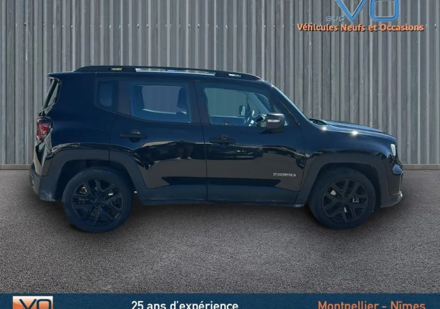 Profil côté gauche d'un Jeep Renegade noir 2024 avec jantes alliage 18 pouces, barres de toit et vitres teintées.